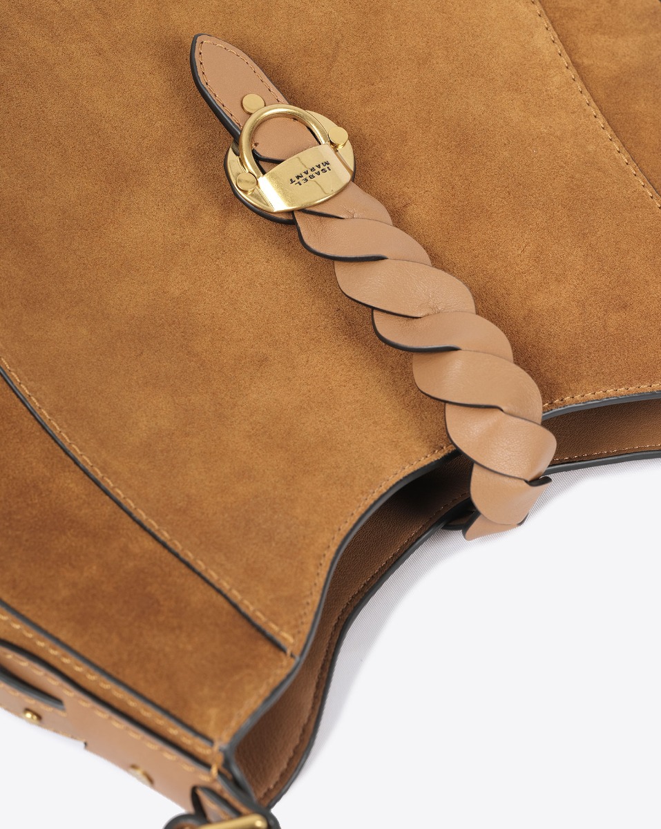 Sac Altay Hobo Isabel Marant en cuir suédé cognac. Porté main ou épaule. Détail de la patte en cuir entrelacé beige et fermoir bijou en métal doré gravé logo "Isabel Marant".