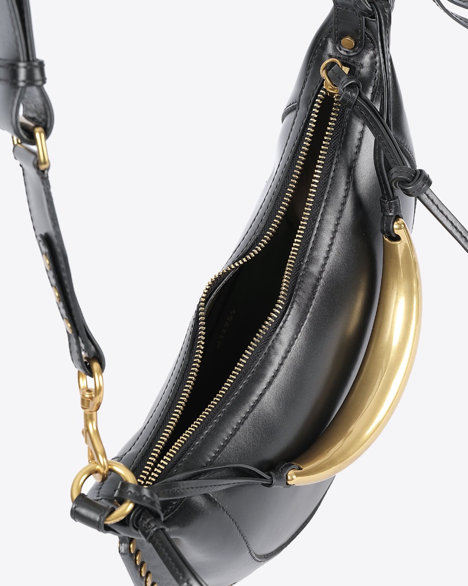 Sac Naoko bijou Isabel Marant en cuir lisse noir. Poignet bijou en métal doré gravé "Isabel Marant". Détail de la fermeture zippée en métal doré sur le dessus.