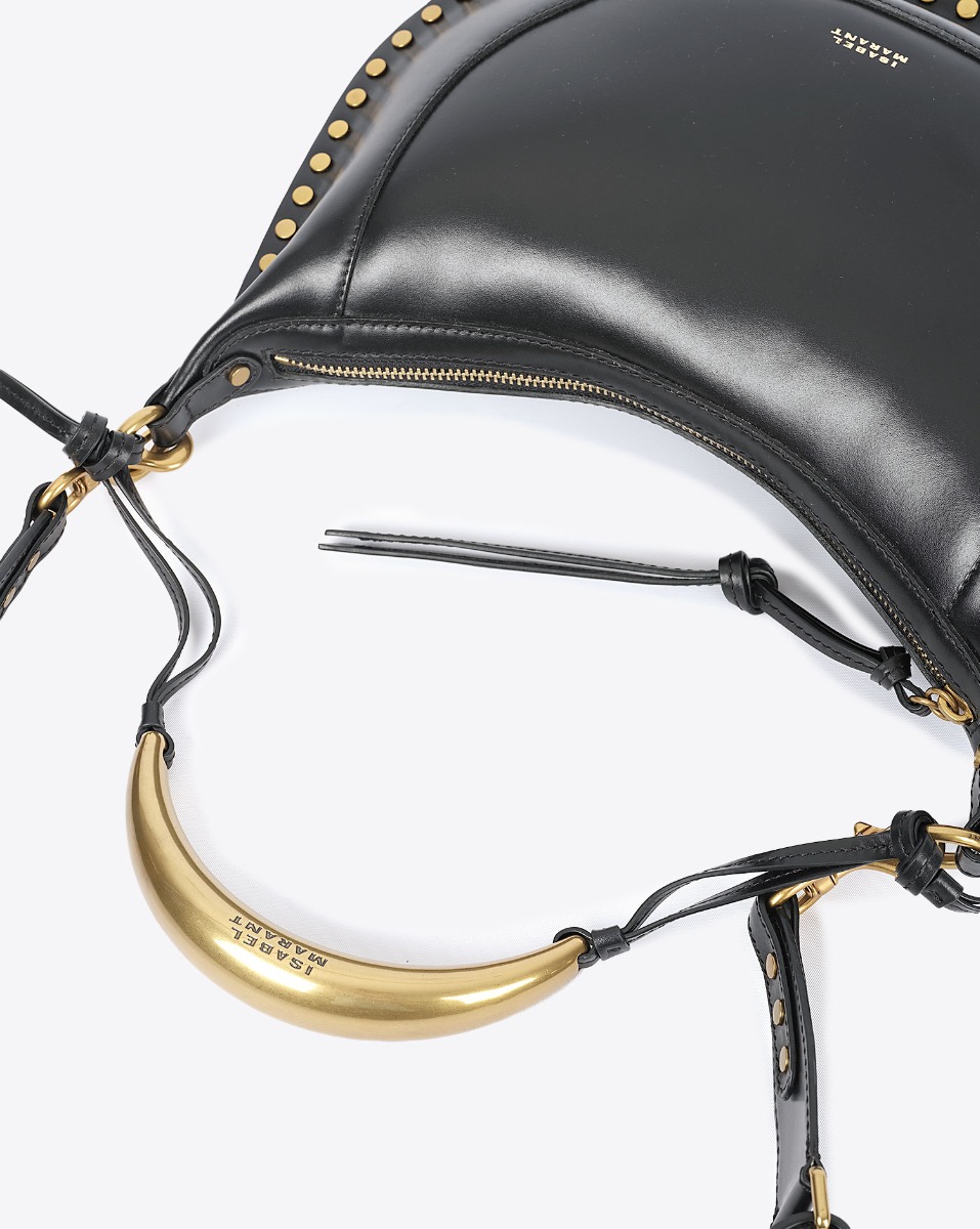 Sac Naoko bijou Isabel Marant en cuir lisse noir. Poignet bijou en métal doré gravé "Isabel Marant". Détail de la anse bijou porté main ou épaule.