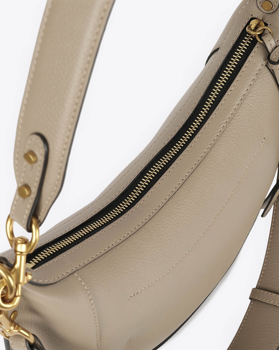 Sac Naoko Isabel Marant en cuir grainé taupe. Anse courte et bandoulière longue amovible et réglable. Porté épaule et main ou épaule et croisé. Face. Bandoulière Détail de la fermeture zippée sur le dessus du sac.