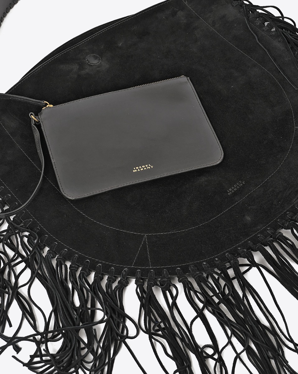Sac Oskan Hobo Soft à franges Isabel Marant en cuir suédé noir. Porté main ou épaule. Détails des logos "Isabel Marant" embossés sur la pochette et devant le sac.
