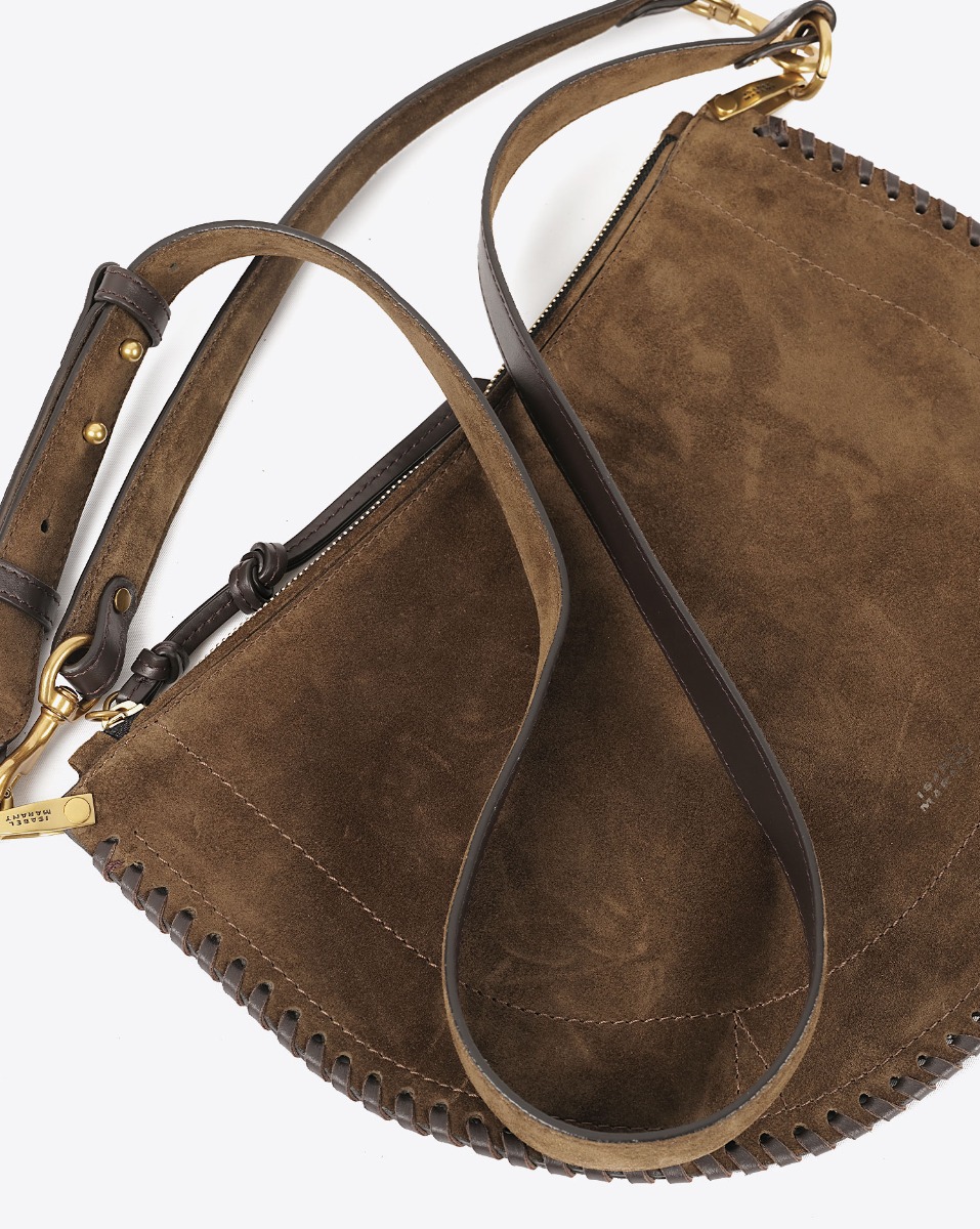 Sac Oskan Soft zip Isabel Marant en cuir suédé bronze et tressé. Anse en cuir porté main ou épaule et bandoulière en cuir amovible et réglable pour un porté épaule ou croisé. Détail de la anse. Face. Détail du cuir suédé.