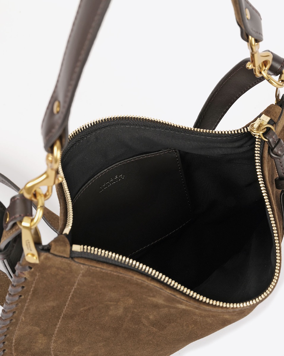 Sac Oskan Soft zip Isabel Marant en cuir suédé bronze et tressé. Anse en cuir porté main ou épaule et bandoulière en cuir amovible et réglable pour un porté épaule ou croisé. Détail de la anse. Détail de la poche plaquée en cuir à l'intérieur. 