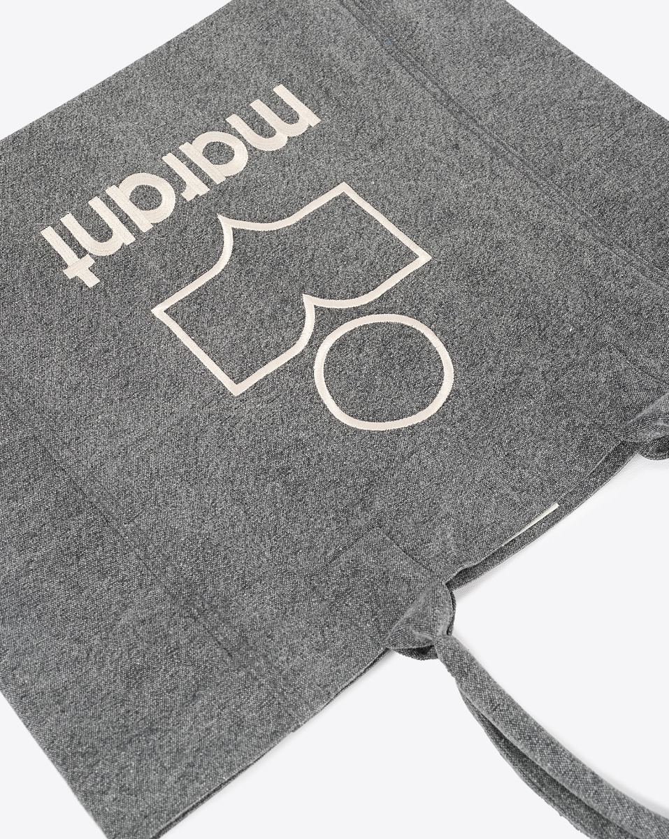 Cabas Yenky Isabel Marant en toile délavée anthracite logo "MARANT" brodé blanc. Porté main ou épaule. Détail de la toile et du logo brodé.