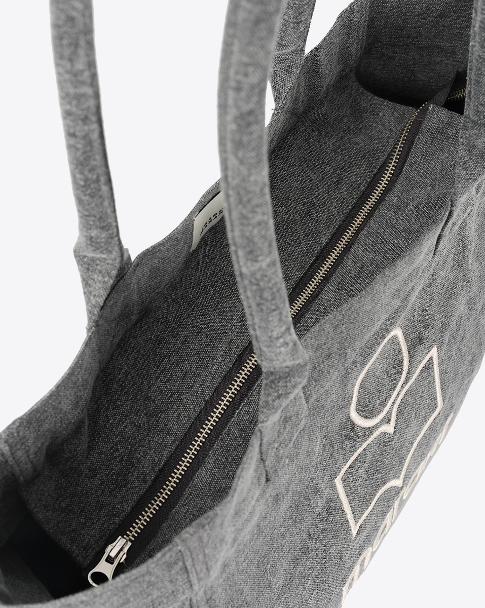 Cabas Yenky Zip Isabel Marant en toile de coton délavé gris anthracite logo brodé blanc "MARANT" devant. Porté main ou épaule. Détail de la fermeture zippée. 