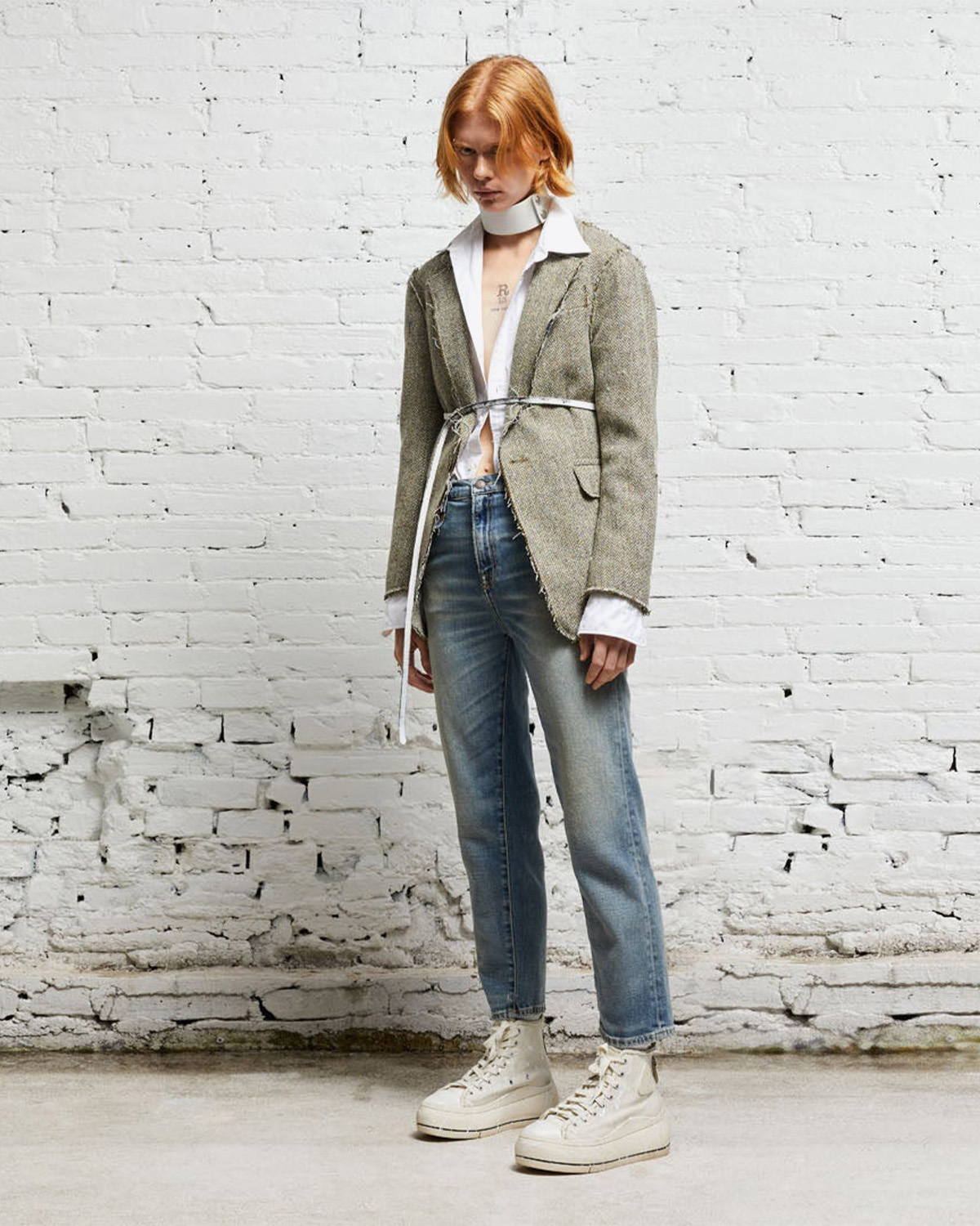 Jean taille haute Shelley slim délavage bleu ciel R13 Denim. Porté avec une chemise blanche. 