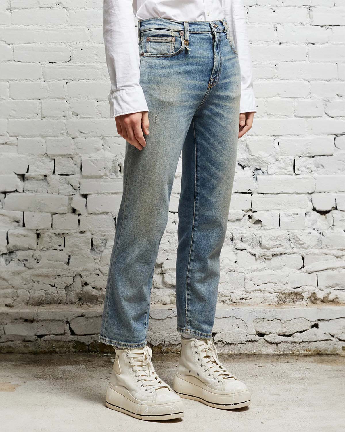 Jean taille haute Shelley slim délavage bleu ciel R13 Denim. Porté face profil. 