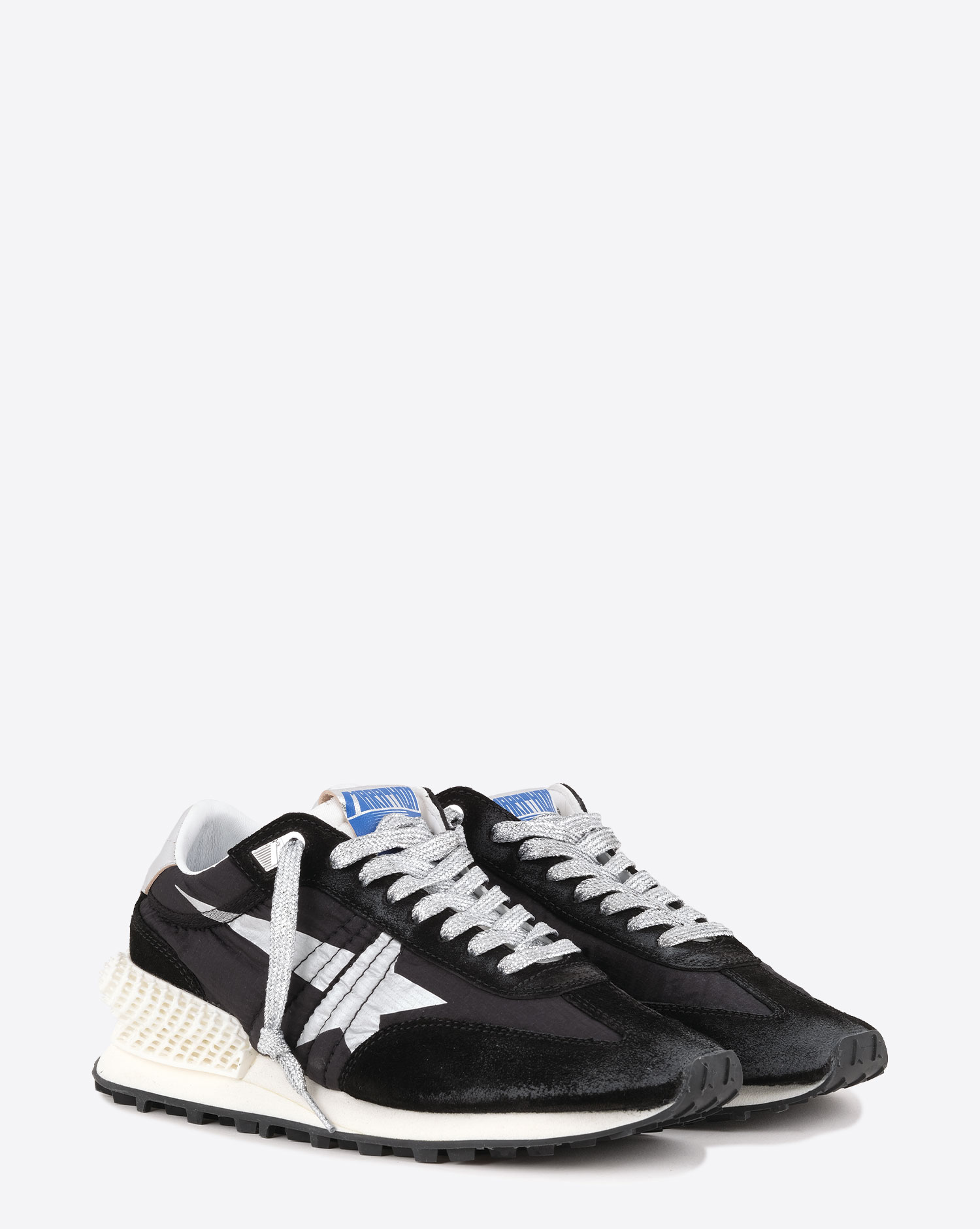 Sneakers Marathon Golden Goose noires et argentées . Vue face. 