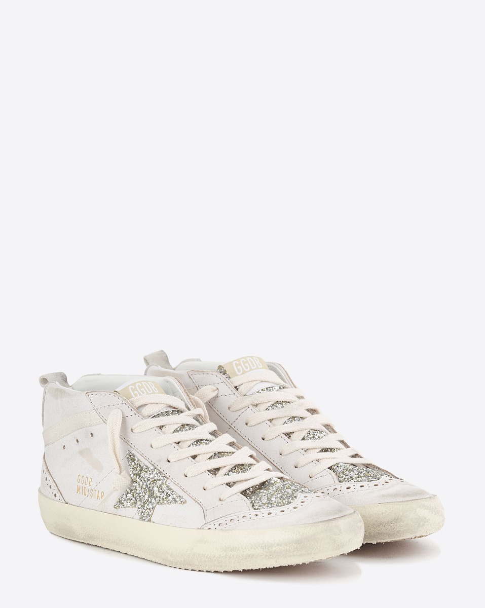 Sneakers Mid Star Golden Goose en cuir blanc, étoile et languette à paillettes argent. Vue de face.