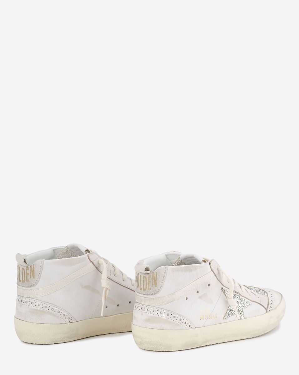Sneakers Mid Star Golden Goose en cuir blanc, étoile et languette à paillettes argent. Vue de dos.