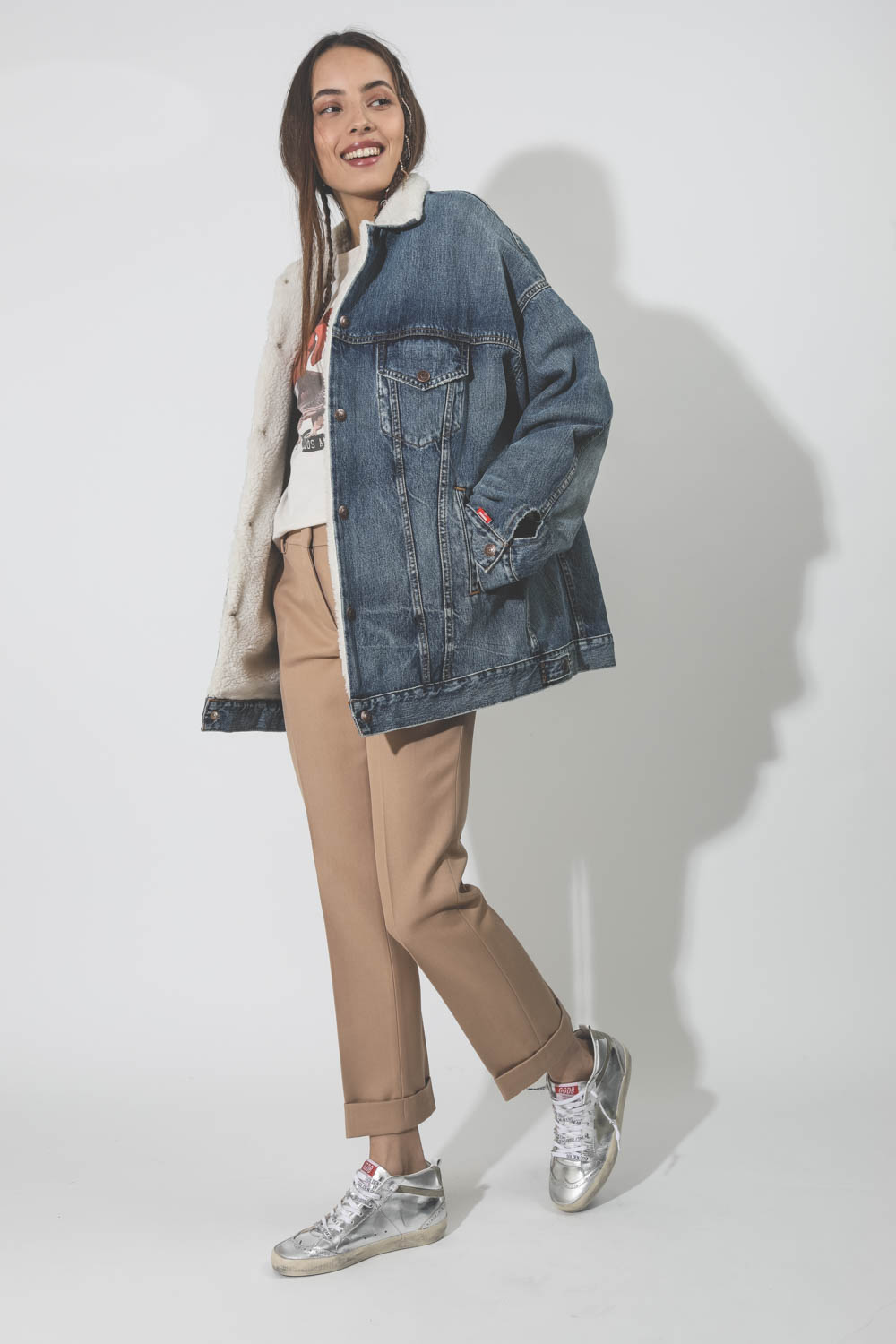 Sneakers Mid Star Silver Tan Golden Goose. Porté demi-profil.
