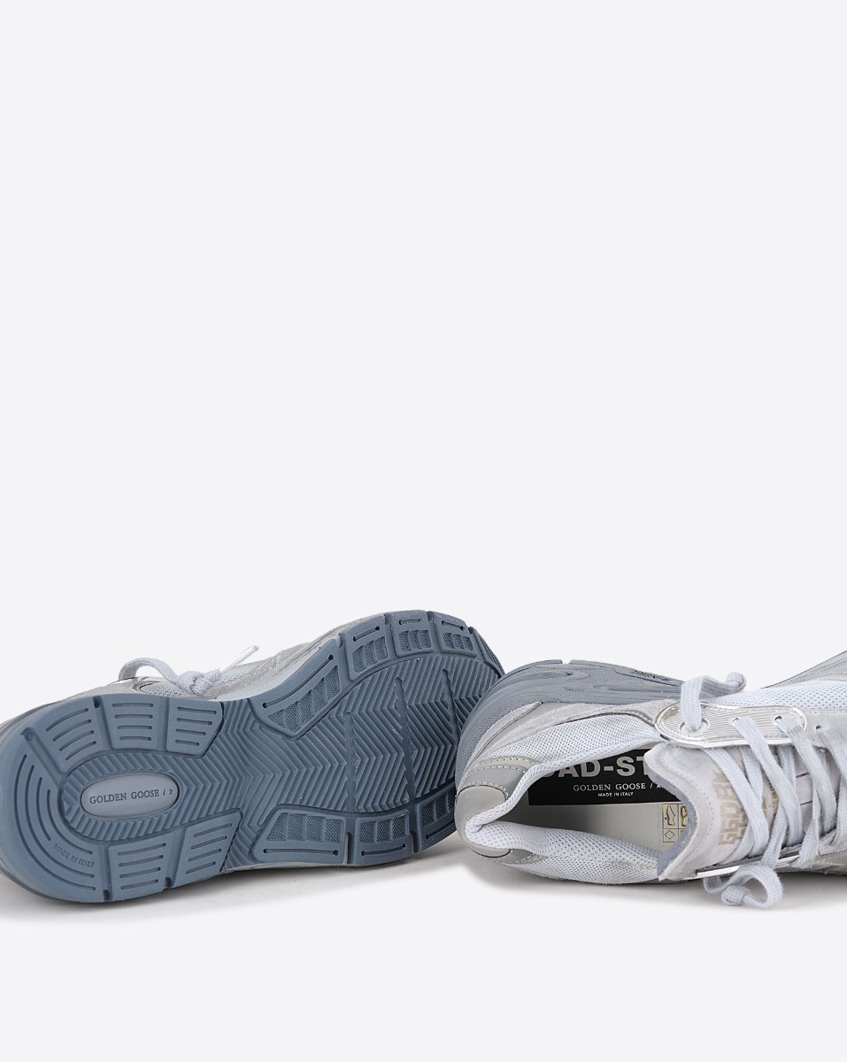 Sneakers Running Dad Golden Goose Femme étoile blanche, arrière gris bleu. Détail de la semelle.