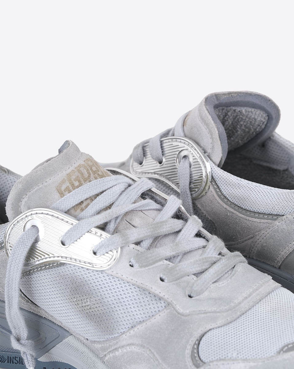 Sneakers Running Dad Golden Goose Femme étoile blanche, arrière gris bleu. Détail de la languette.