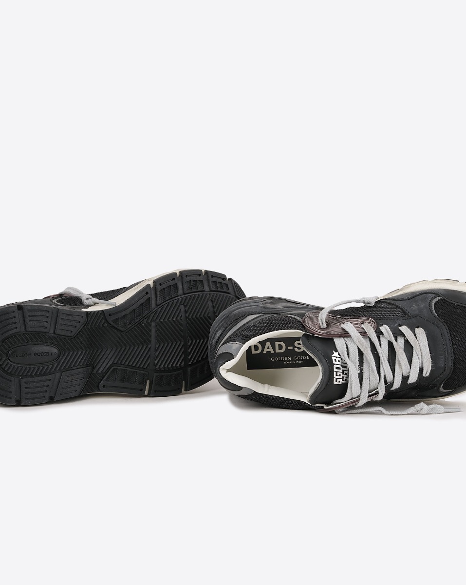 Sneakers Running Dad Golden Goose femme en résille et Nappa noir oeillet bronze. Dessous de la semelle.