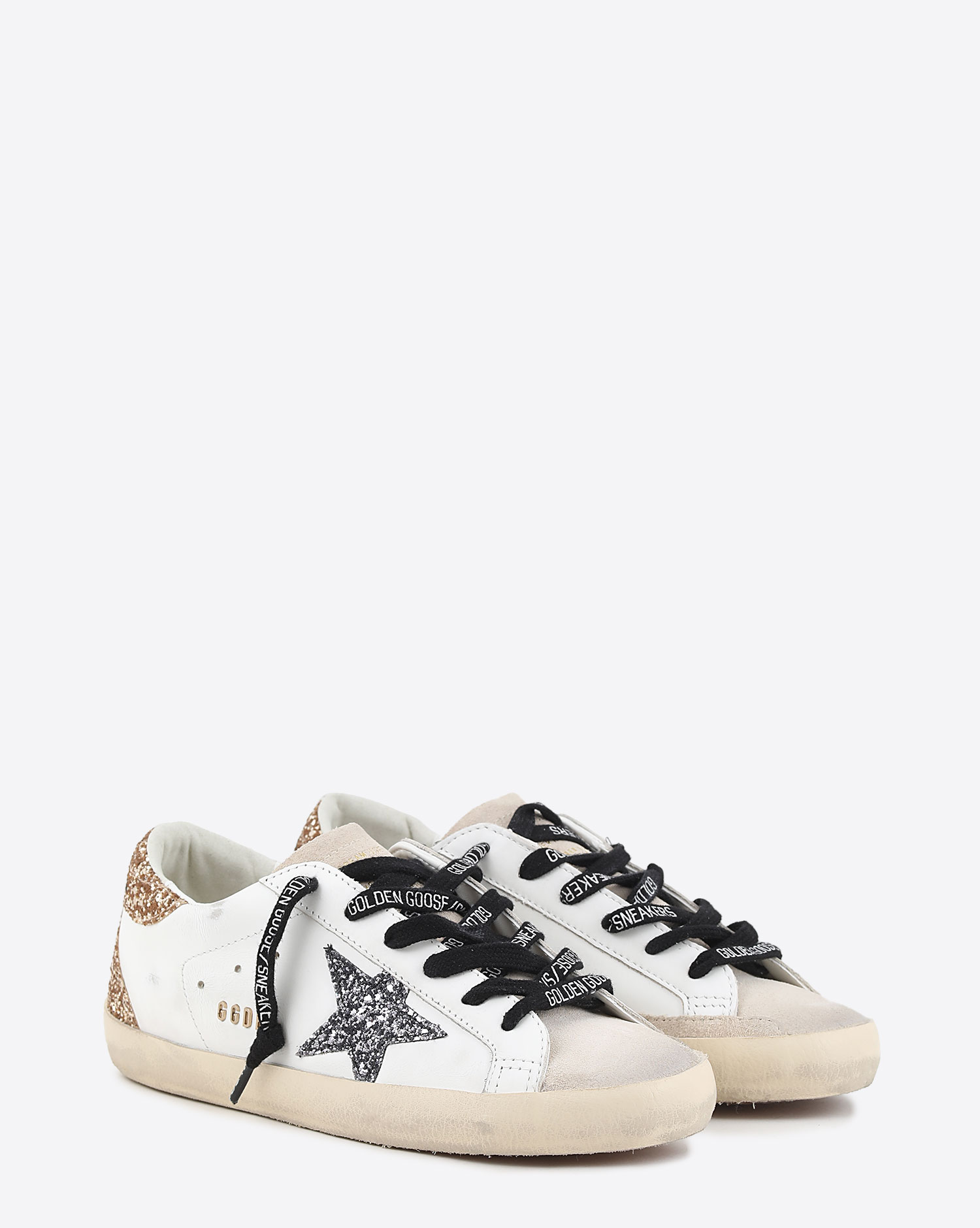 Sneakers Superstar en cuir blanc étoile paillettes anthracite arrière paillettes dorées lacets noirs sérigraphiés Golden Goose 82532 Golden Goose femme. Vu de face.