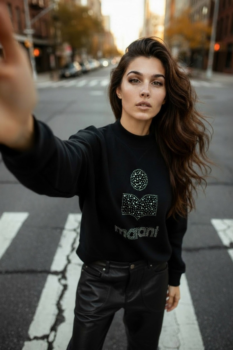 Sweat-shirt Moby Isabel Marant Etoile noir, logo Marant clouté argenté, porté en total look noir. Capsule de Noël.
