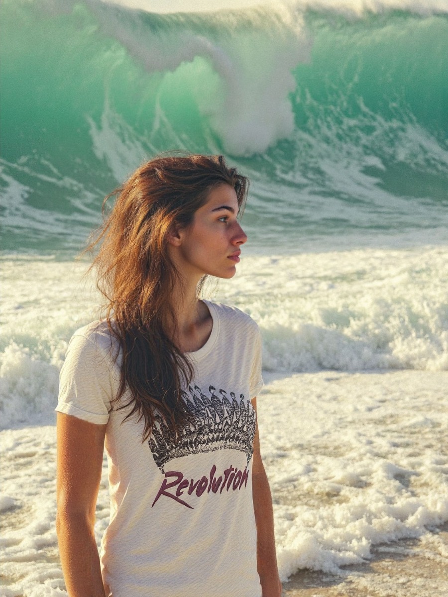Tee-shirt manches courtes imprimé placé devant tiare Révolution en coton écru Zewel Isabel Marant Etoile. Détail de la sérigraphie. Visuel généré par IA à des fins éditoriales.