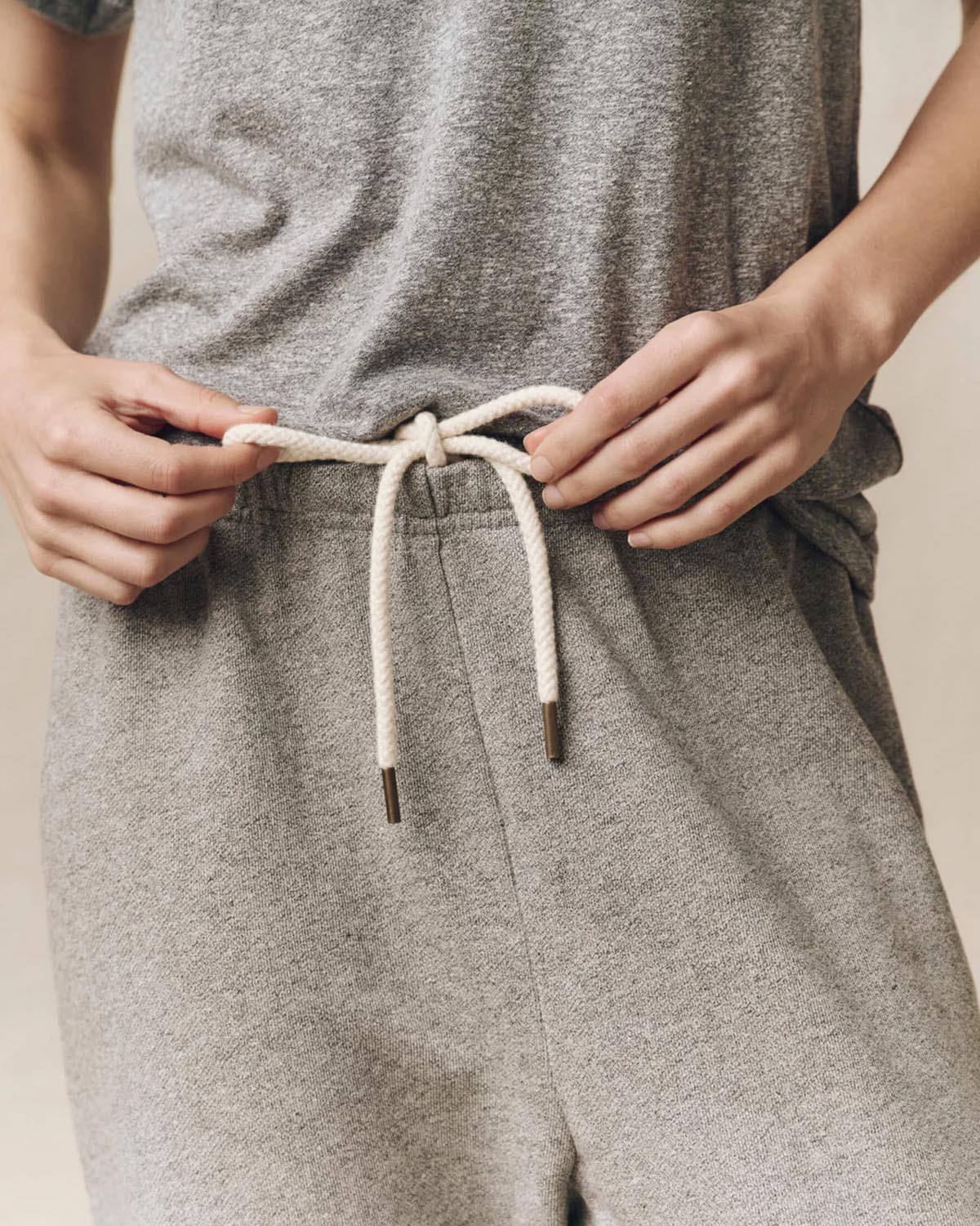 Pantalon jogging Stadium The Great en coton gris. Vue porté face. 
