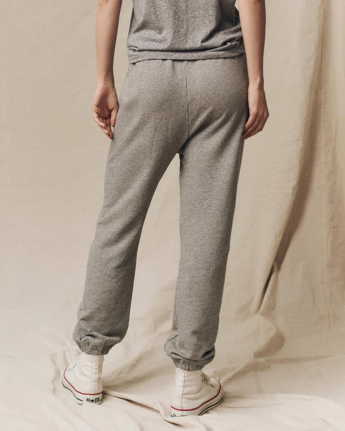 Pantalon jogging Stadium The Great en coton gris. Vue porté dos.