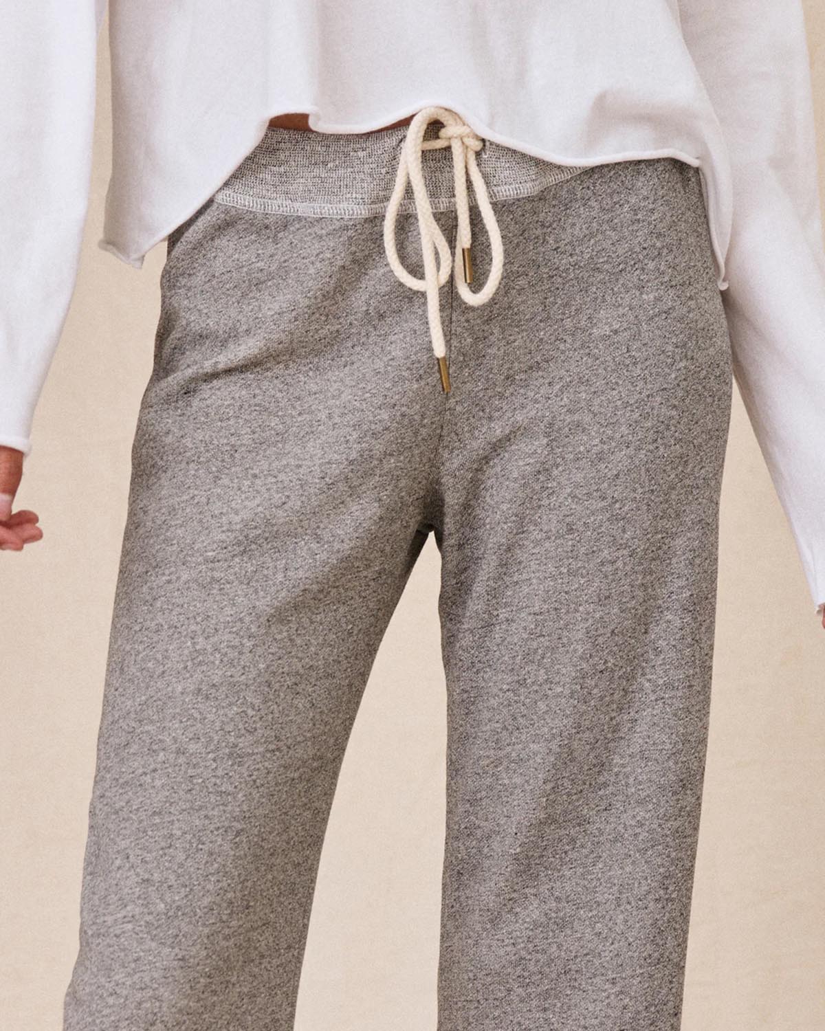 Pantalon jogging Wide Leg The Great en coton gris. Détails. 