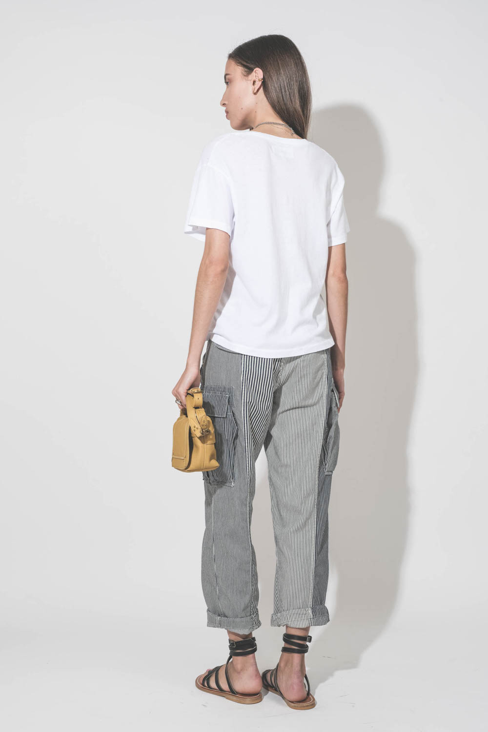 Tee-shirt manches courtes col V neck blanc The Great. Porté de dos avec un pantalon Cargo à rayures bleues R13, des sandales Zenobie noires K.Jacques Saint-Tropez et un sac en cuir jaune Mimosa Pepito S Jérôme Dreyfuss. 