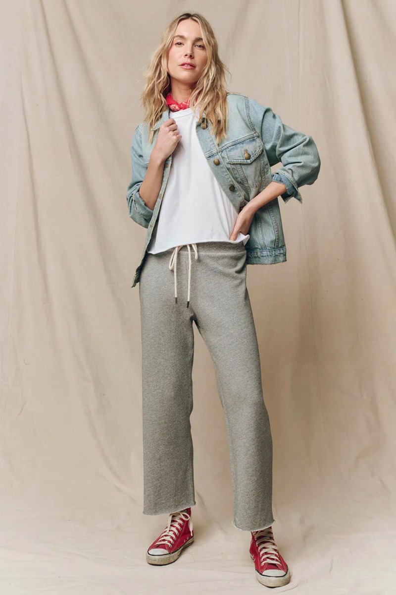 T-shirt court manches courtes en jersey blanc True White The Crop Tee The Great. Porté sous un blouson en jean. 