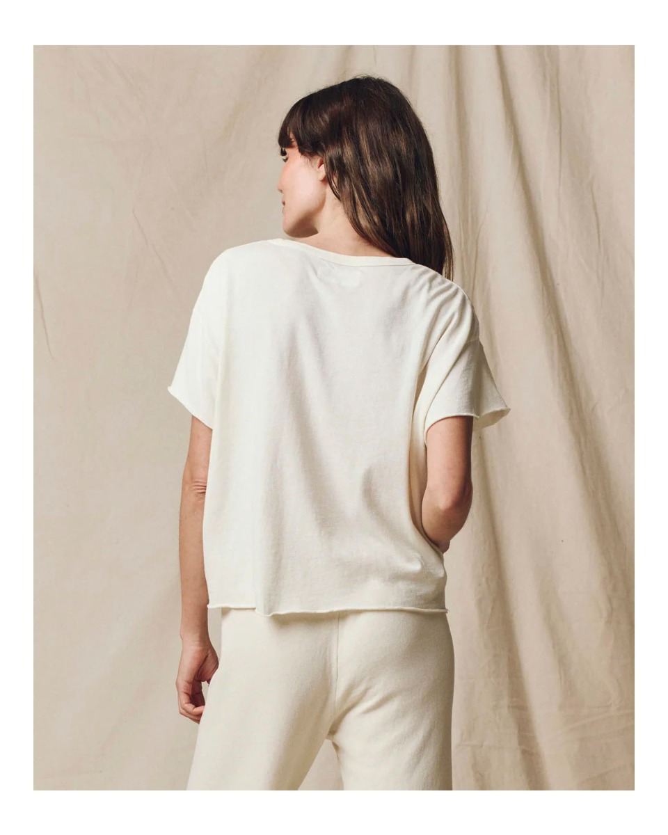 Tee-shirt court manches courtes en jersey écru True White The Great. Porté de dos.
