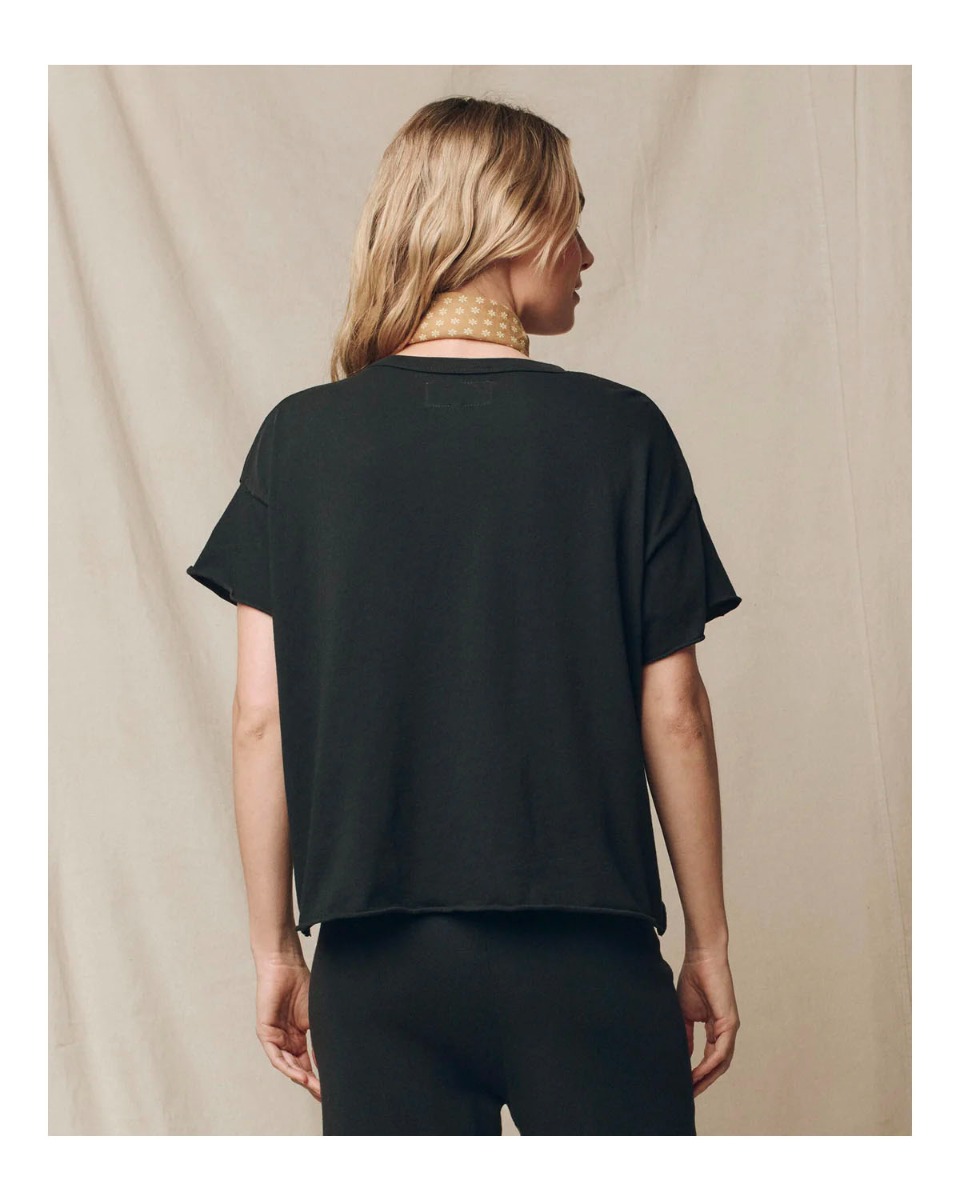 T-Shirt court manches courtes encolure ronde en jersey noir Almost Black The Crop Tee The Great. Porté de dos.