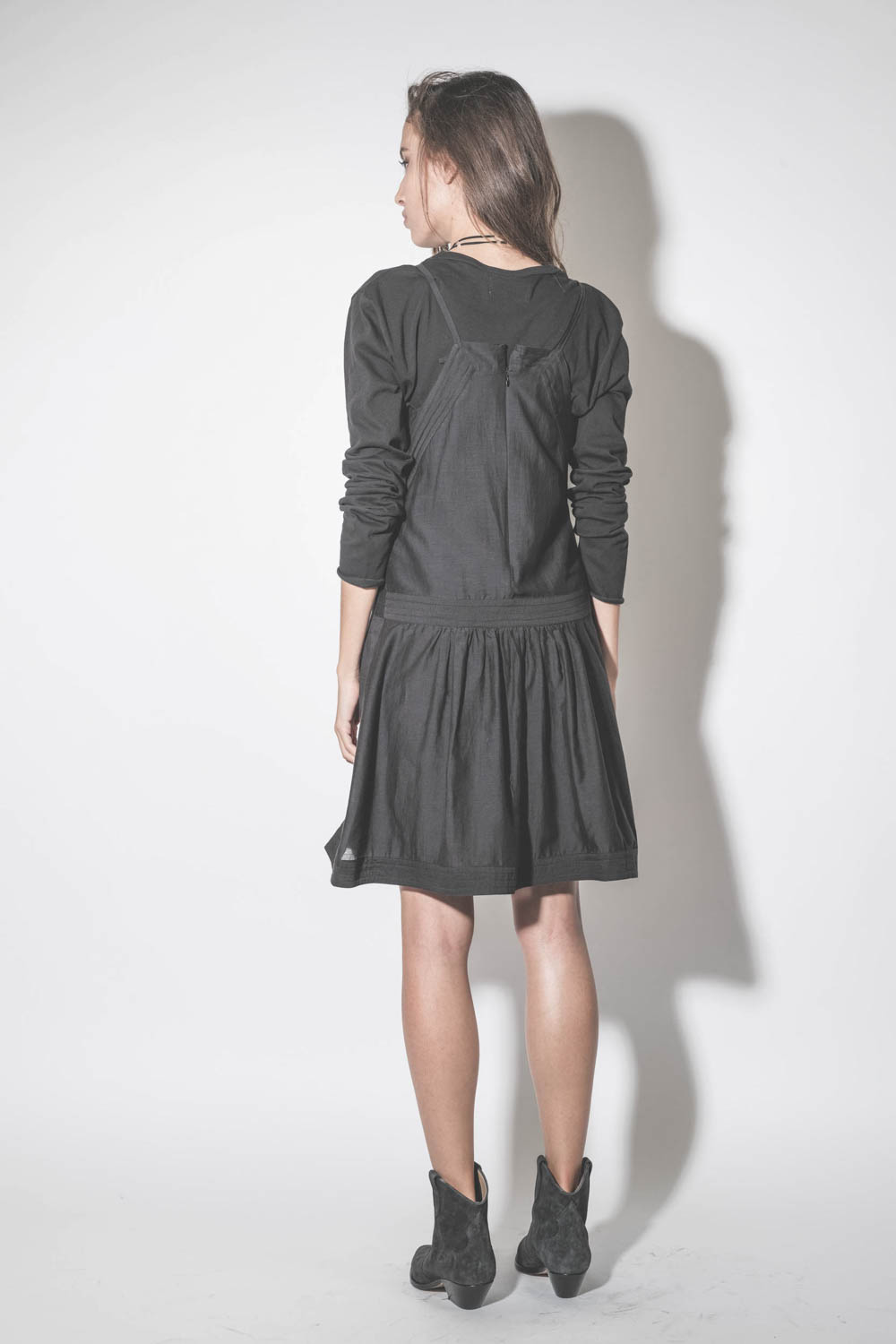 Tee-shirt col rond manches longues en jersey de coton noir Crop The Great. Porté de dos.
