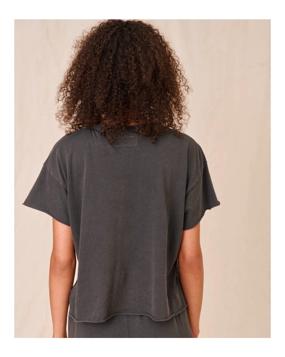 T-Shirt court manches courtes, encolure ronde en jersey de coton noir délavé Washed Black Crop Tee The Great. Porté de dos.