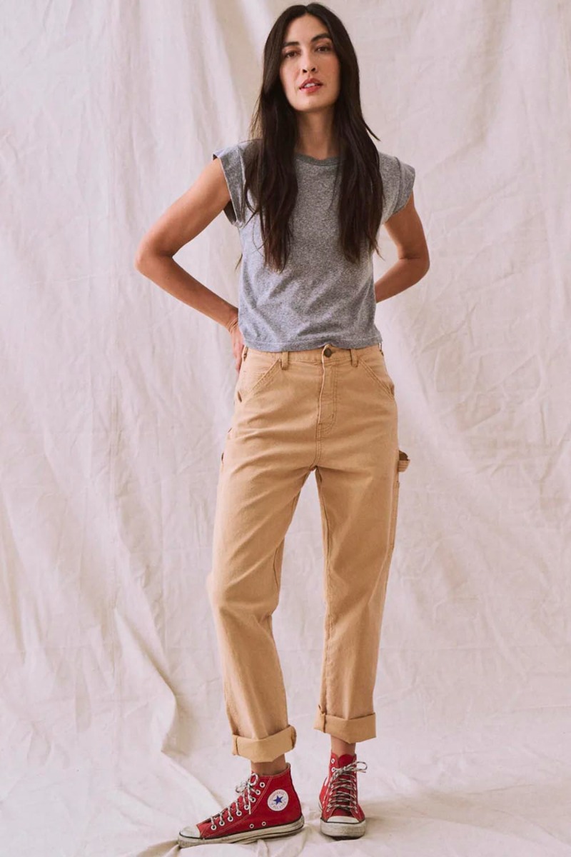 T-shirt manches courtes raccourcies encolure ronde en jersey gris chiné Peak Shoulder The Great. Porté de face avec un pantalon en toile beige.