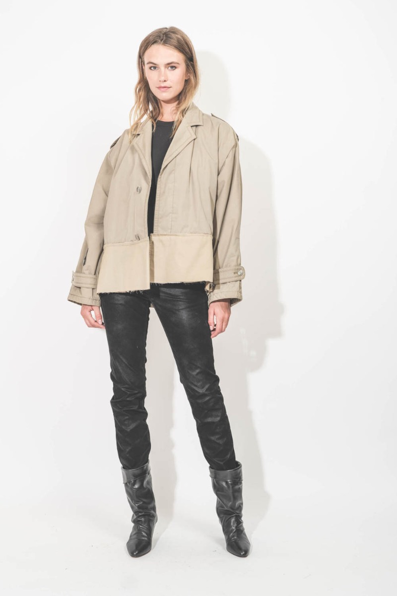 Manteau beige court, réalisé à partir de textiles vintage par Yekaterina Ivankova porté de face.
