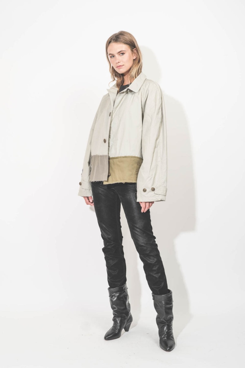 Veste courte esprit trench Oligos en coton upcyclé, pièce unique Yekaterina Ivankova portée avec un jean slim en faux cuir noir.