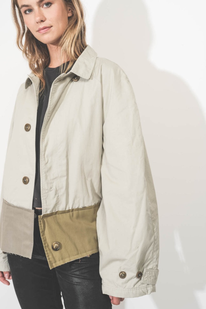 Trench court Oligos en tissus recyclés beige, création unique Yekaterina Ivankova porté de profil.