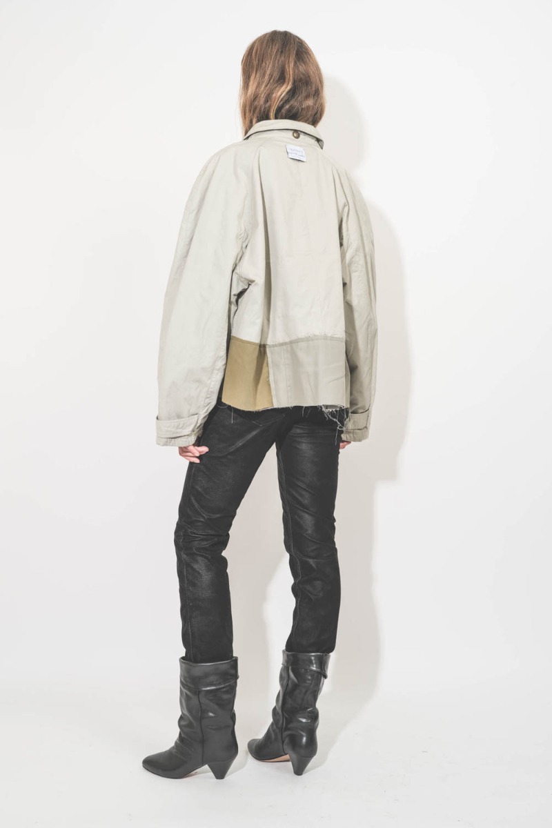 Pièce unique Oligos, veste courte esprit trench en coton upcyclé, Yekaterina Ivankova portée de dos.