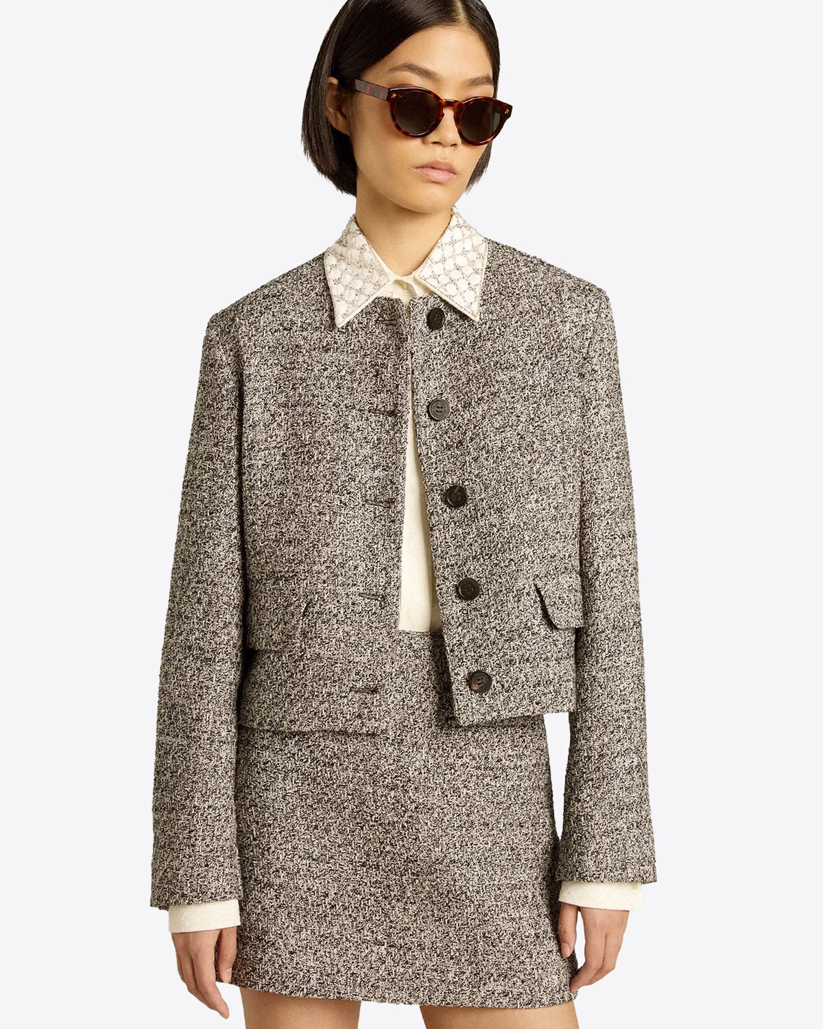 Veste courte en bouclette de coton noir et blanche Golden Goose. Porté avec une chemise col brodé.