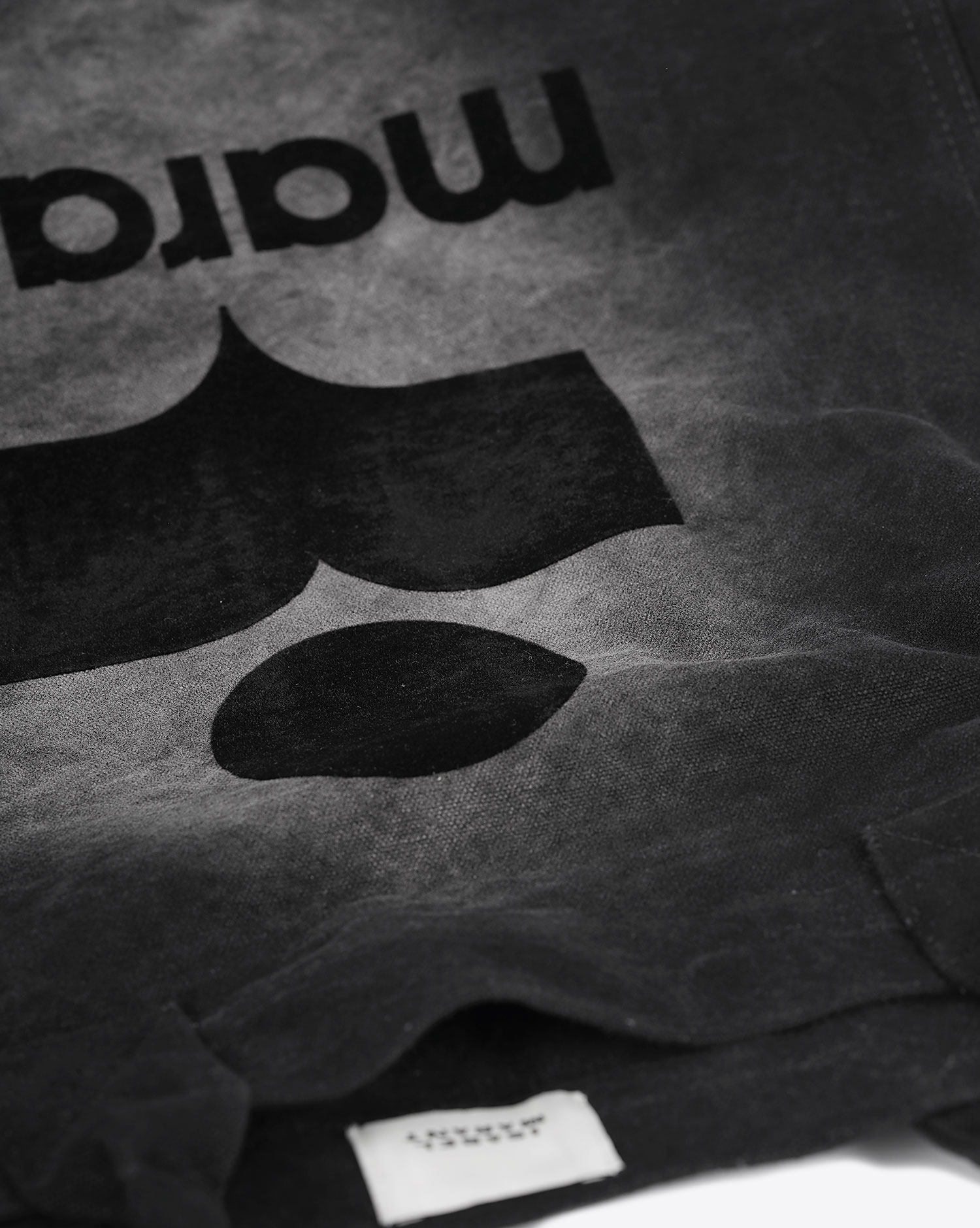 Sac cabas Yenky Isabel Marant noir délavé avec logo. Détails toile délavée. 
